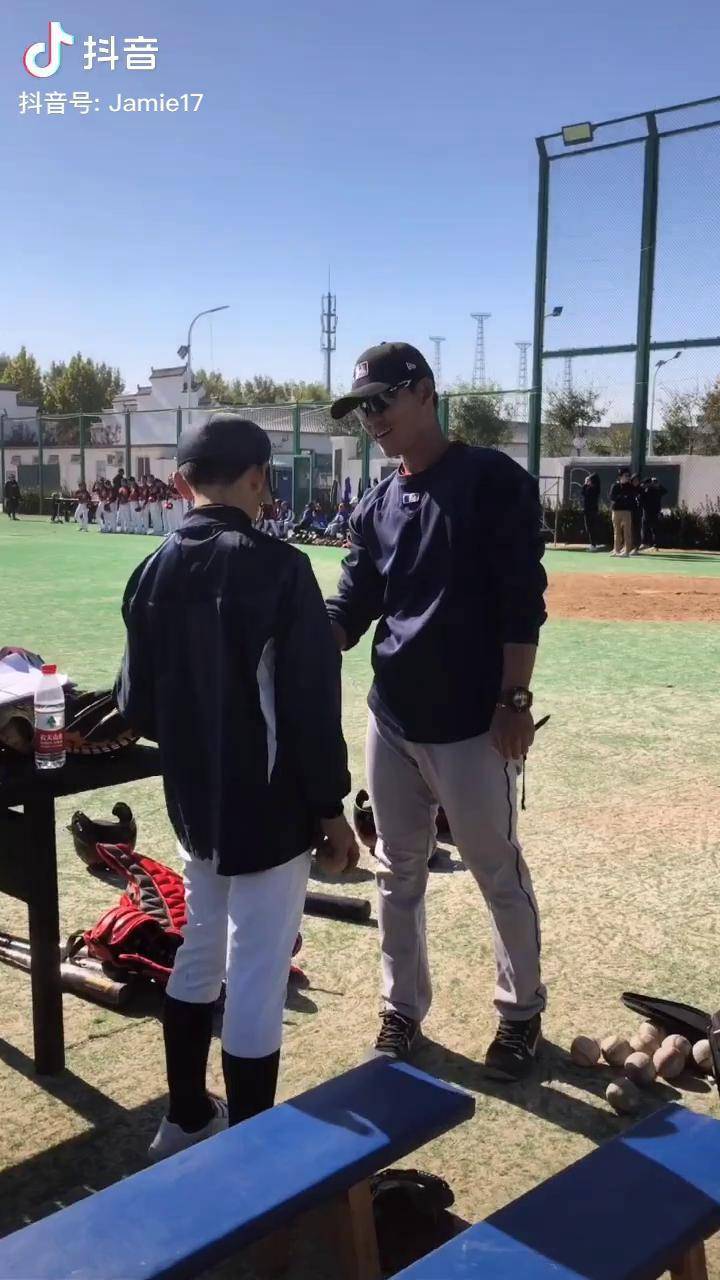 今天很开心得到了棒球教练张小天 的指导,而且还得到了签名球15mlb