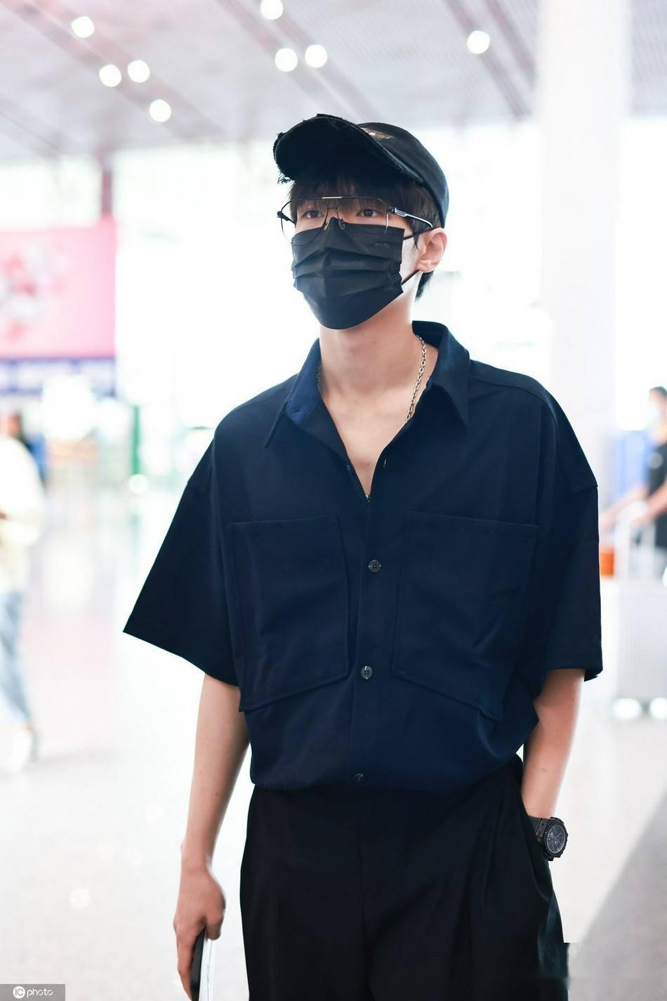 施展头戴棒球帽口罩遮面低调出行 全黑look高大帅气