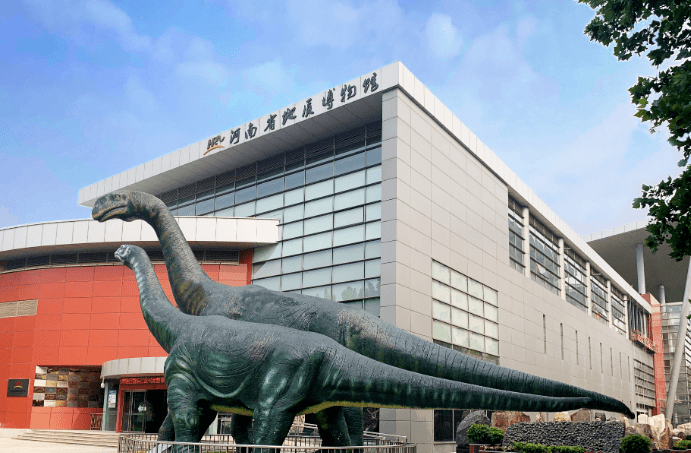 在市区内乘坐330,61,105,209路公交车,"河南博物院站"下车.