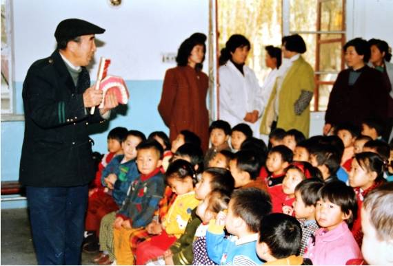 兵兵|新华全媒+|爱牙日这天，孩子们唱这首刷牙歌纪念他