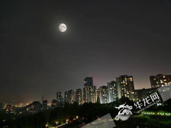 夜空中的明月犹如一盏明灯(二次曝光).