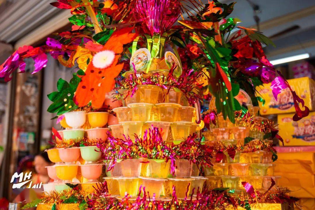 最受孩子们欢迎的莫过于水果塔,把果冻砌在三角筒上,垒成高塔,再戴上