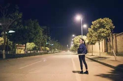 夜晚马路女生背影图片图片