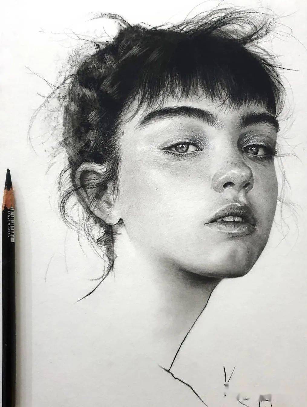 这铅笔素描画,也太精彩了,尤其是发丝!