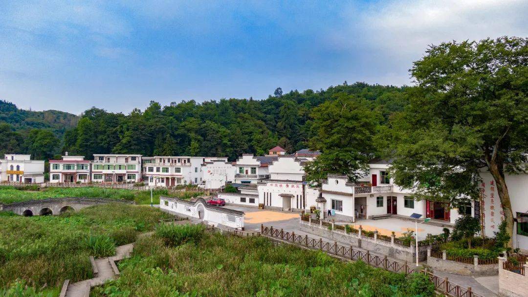 高楼坪乡为改善人居环境,盘活乡村资源,在青年湖村黄家寨积极实施"