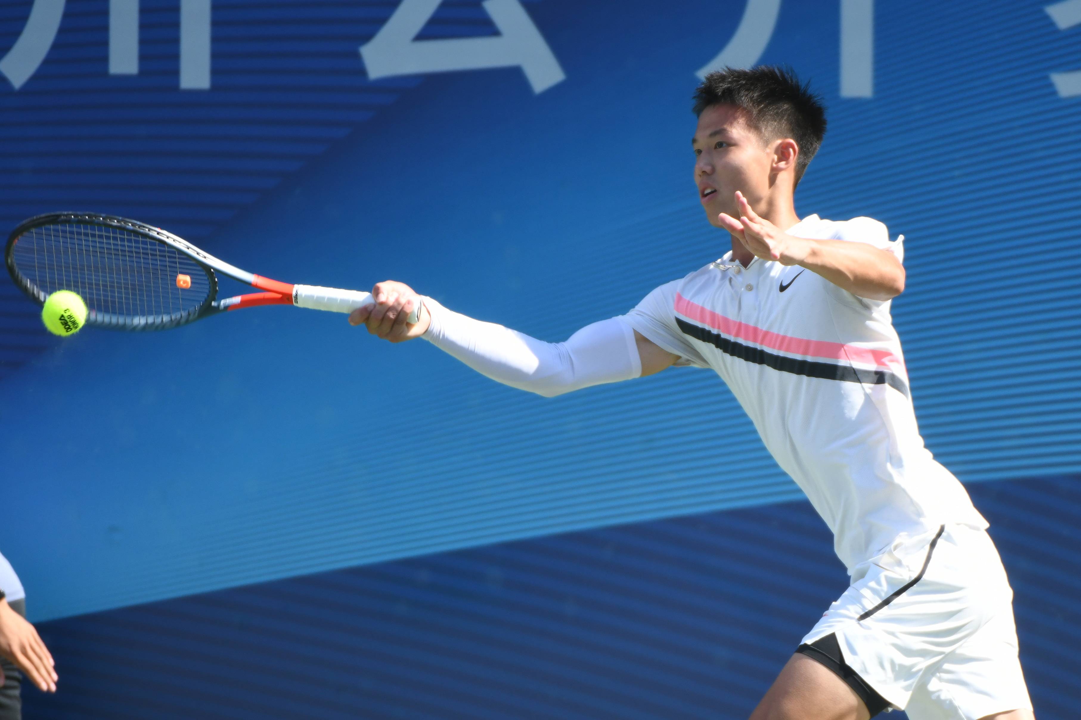 新华社照片,常州(江苏),2021年9月22日9月22日,肖霖昂在比赛中回球.