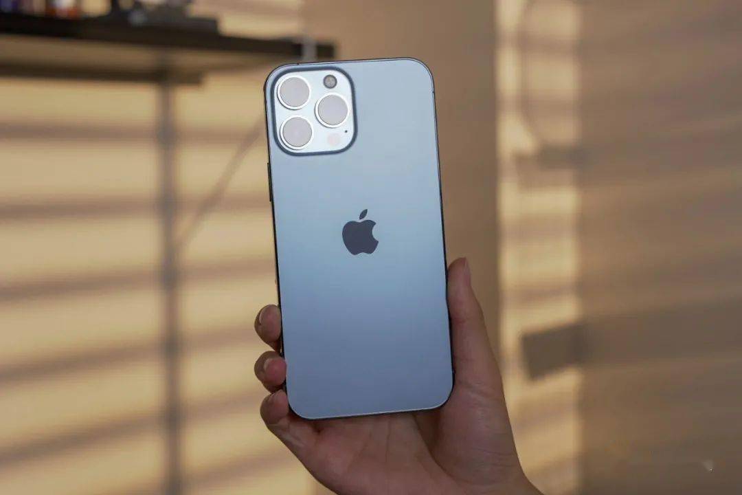 上手iphone13promax遠峰藍真機實拍最值得入的顏色