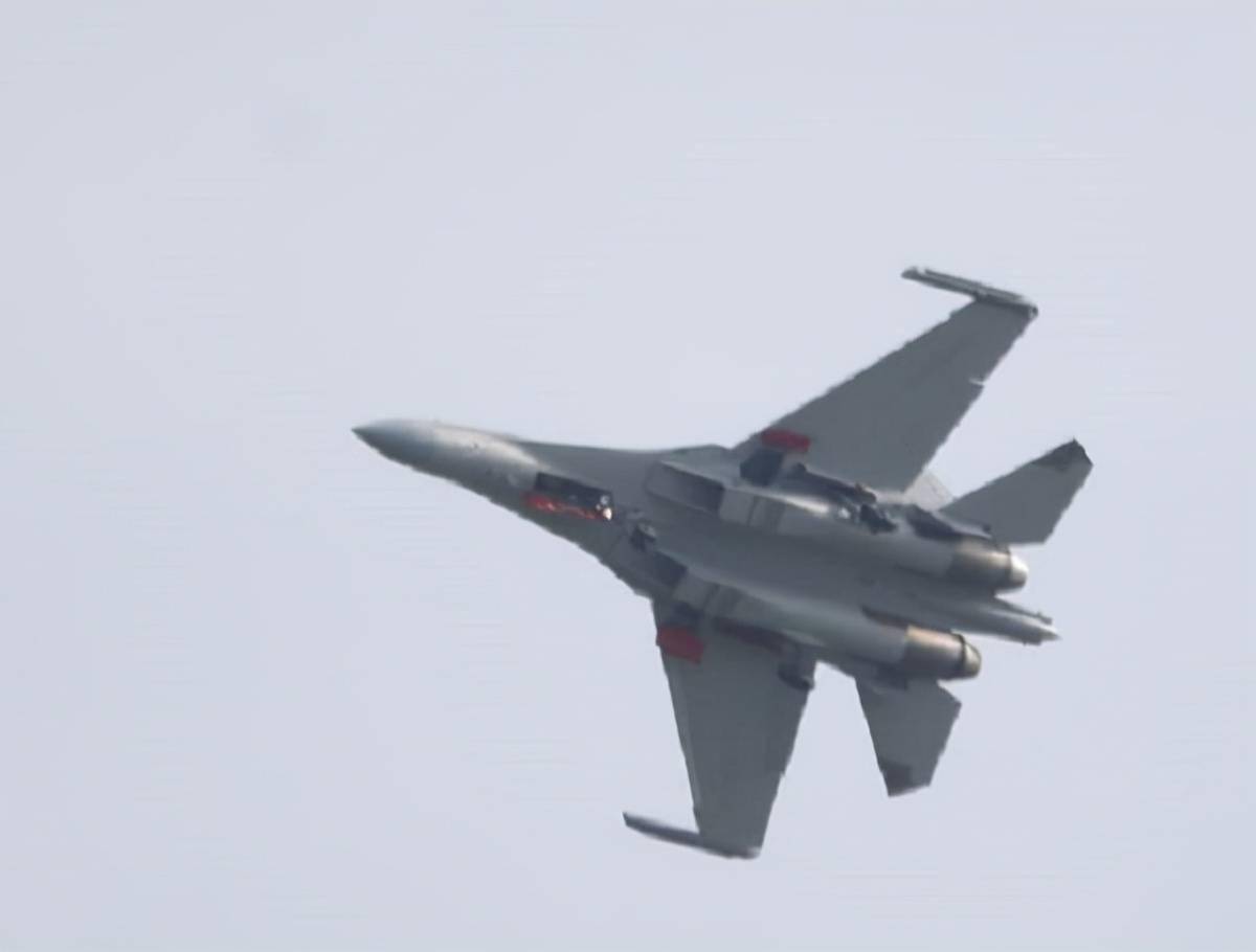 歼16d电子战攻击机亮相珠海航展作战能力可与ea18g相媲美