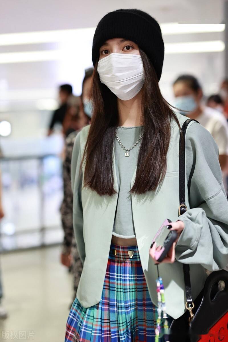 街拍:宋妍霏绿色短款卫衣 豆绿色马甲 彩色格纹半身裙青春减龄_机场