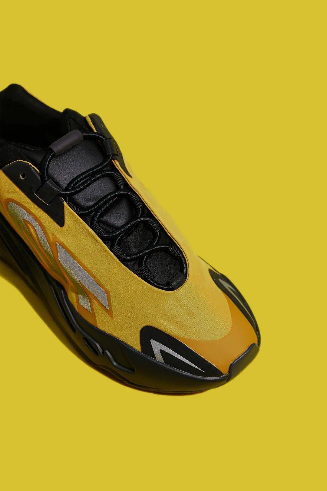 醒目黑黄adidasoriginalsyeezyboost700mnvnhoneyflux限量发售