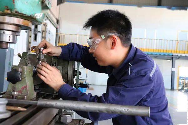 最美中泰人以奋斗之光照亮青春之路阿拉尔中泰纺织00后车工小能手张豫