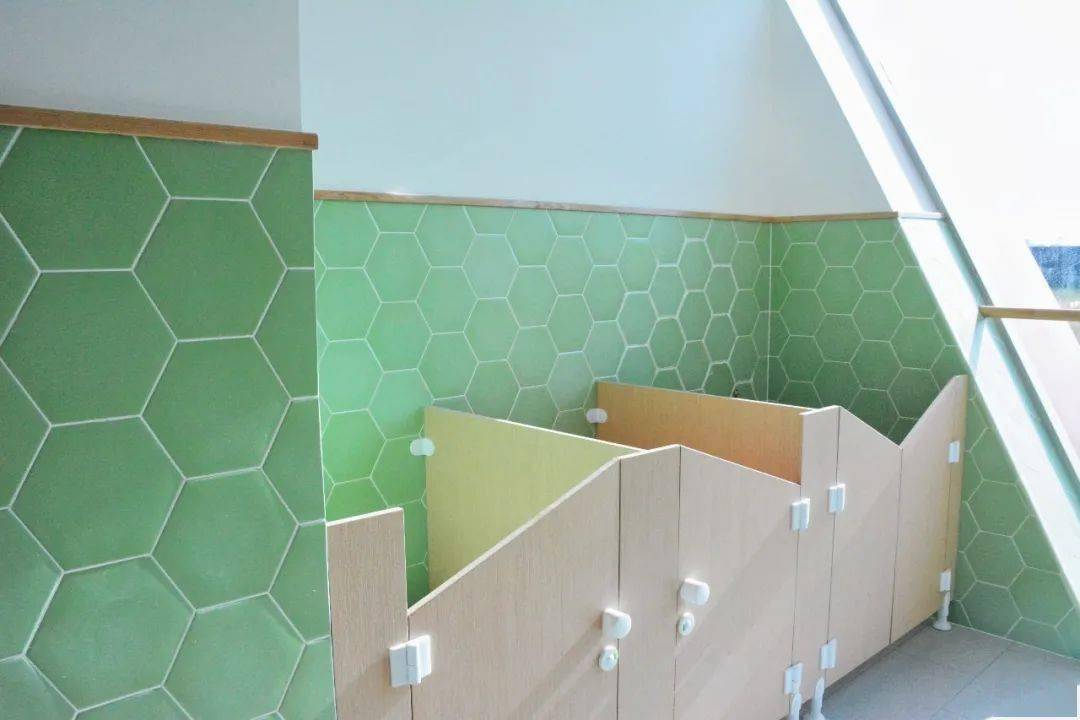 蜂巢|「小镇幼儿园教室」跟我走进学校一起看看吧