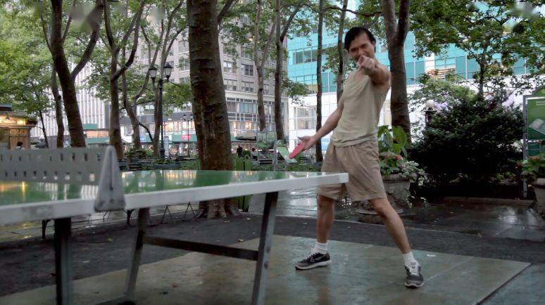 "不过他每次打球都只穿一条短裤赤膊上阵,有一位妹子在接受采访时说:"