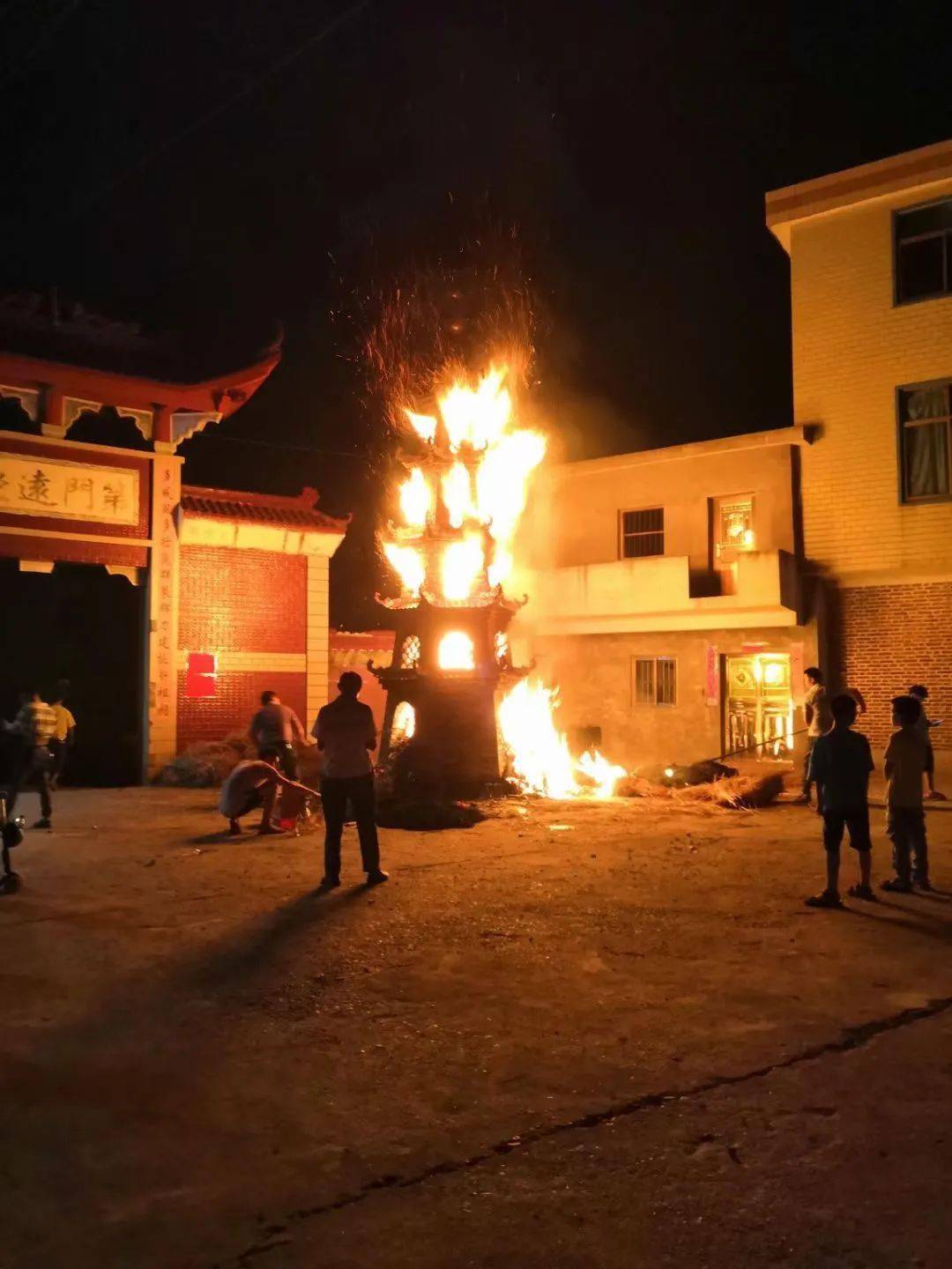 超燃昨晚吉安县多地中秋烧塔越烧越旺祈福生活红红火火