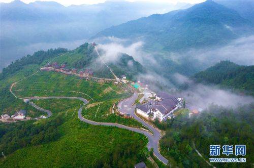 航拍湖北省襄阳市保康县城关镇小沟村.新华网发 陈先瑞 摄