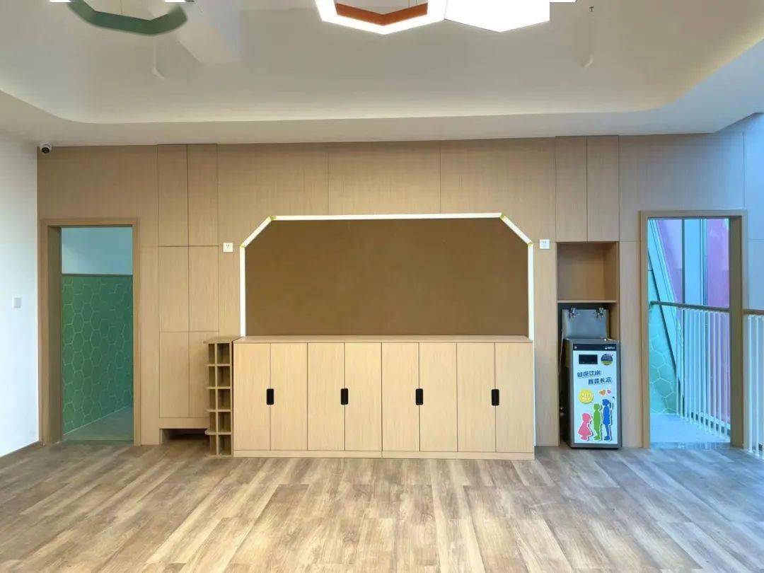 蜂巢|「小镇幼儿园教室」跟我走进学校一起看看吧