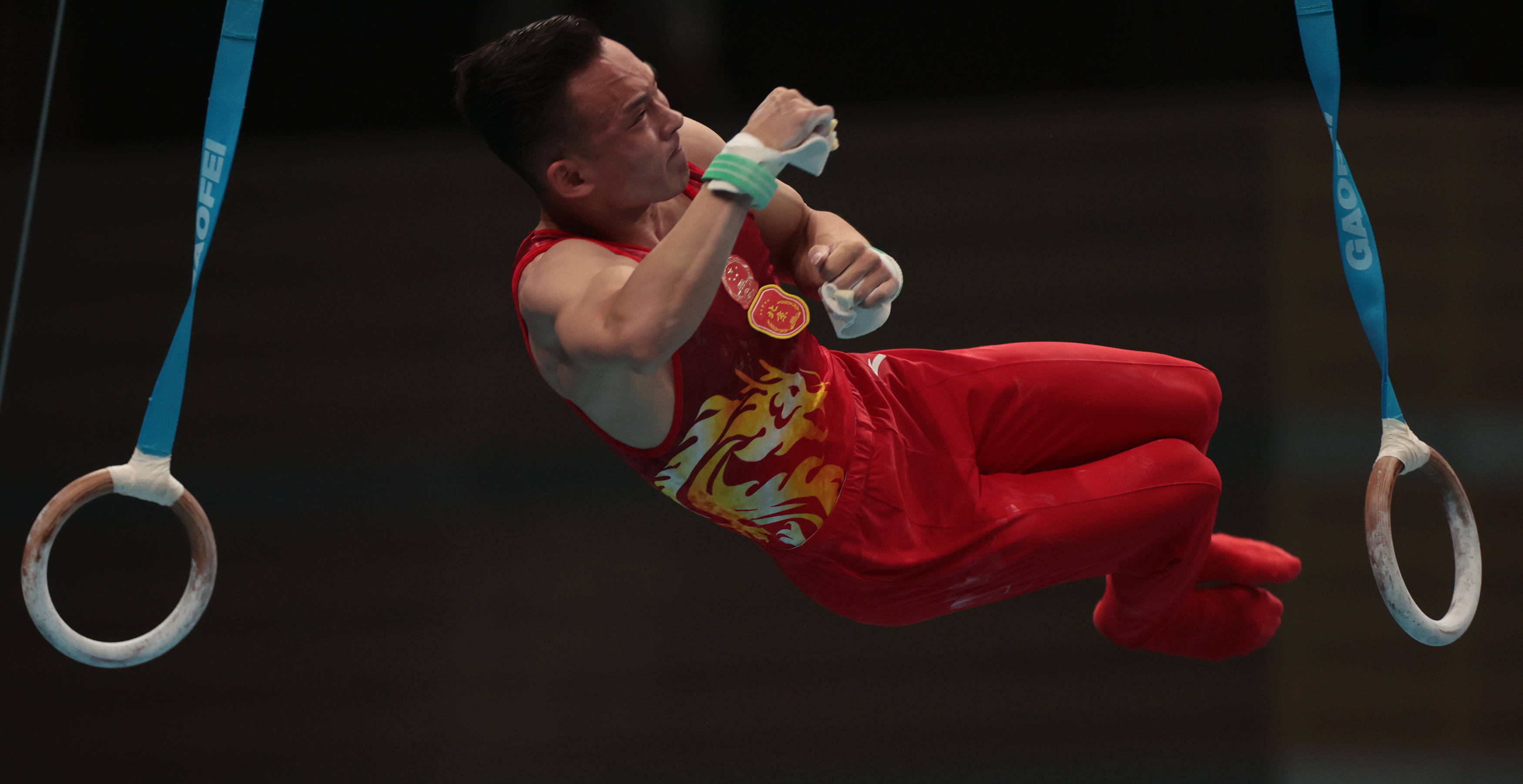 9月23日,北京队选手肖若腾在吊环比赛中.