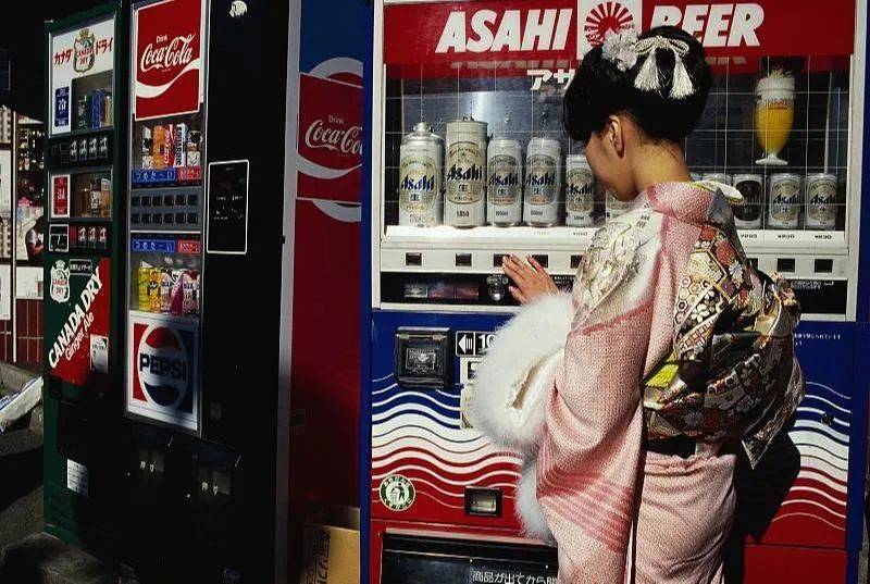 酿酒喧闹狭小的居酒屋，藏着他们的人情世故和无处安放的灵魂