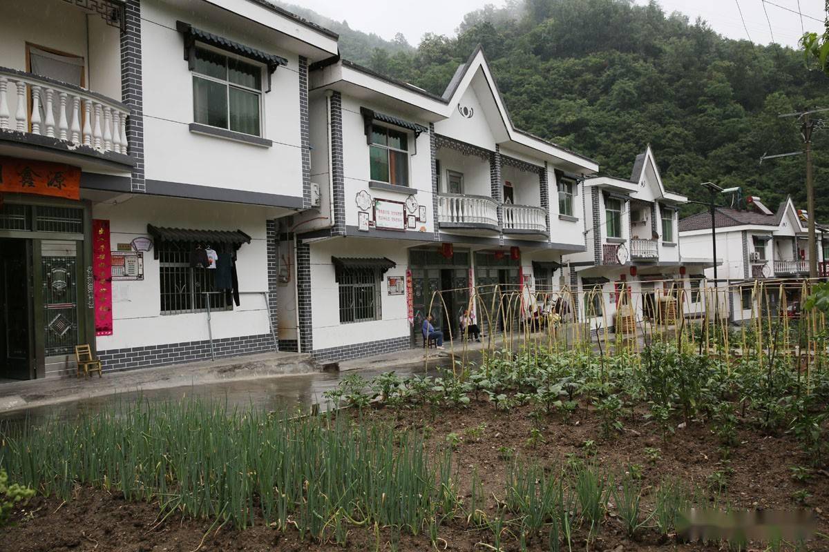 秦岭大山里的新农村国道两侧新建100多栋小洋楼俯瞰像太极图
