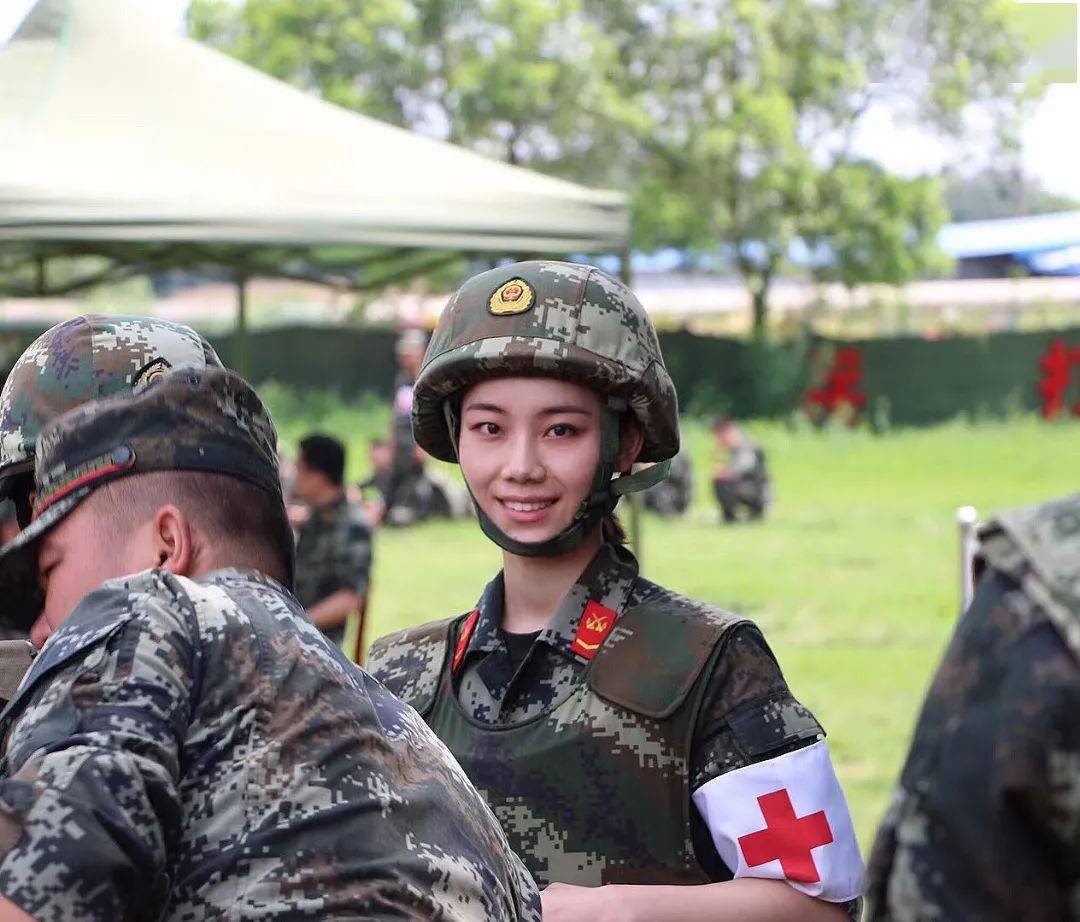 围观武警小姐姐的别样青春