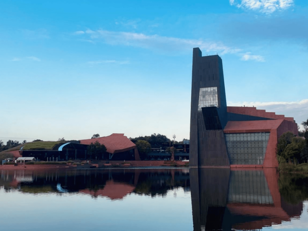 麓湖·水上剧场,位于成都天府新区麓湖生态城艺展中心,由大地建筑之父
