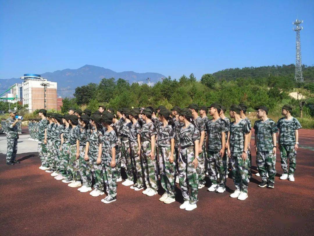 庐山市一中672021级小萌新们军训超飒