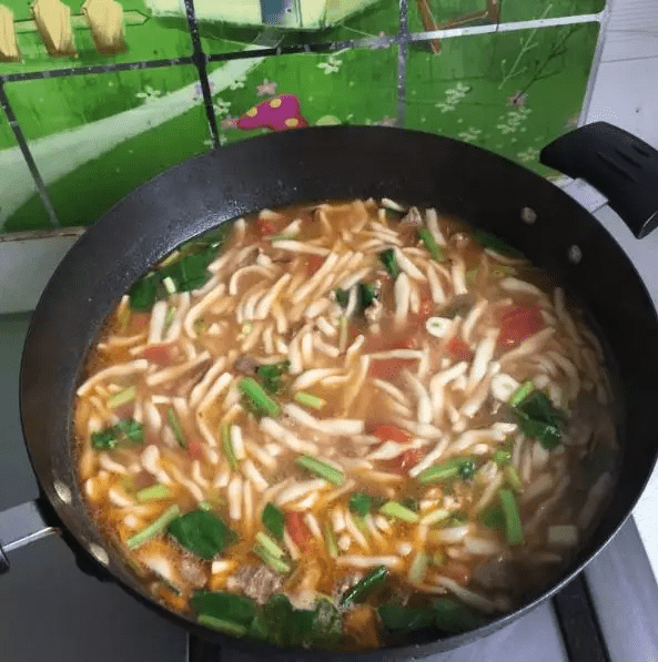 说到新疆人的汤饭,有揪片子汤饭,汤面条等等,但要说汤饭中的极品那