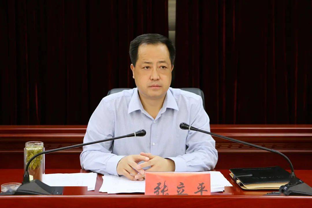 区委常委,区政府党组成员任文海主持会议.