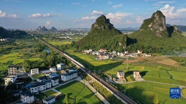 车行沃野 丰收在望