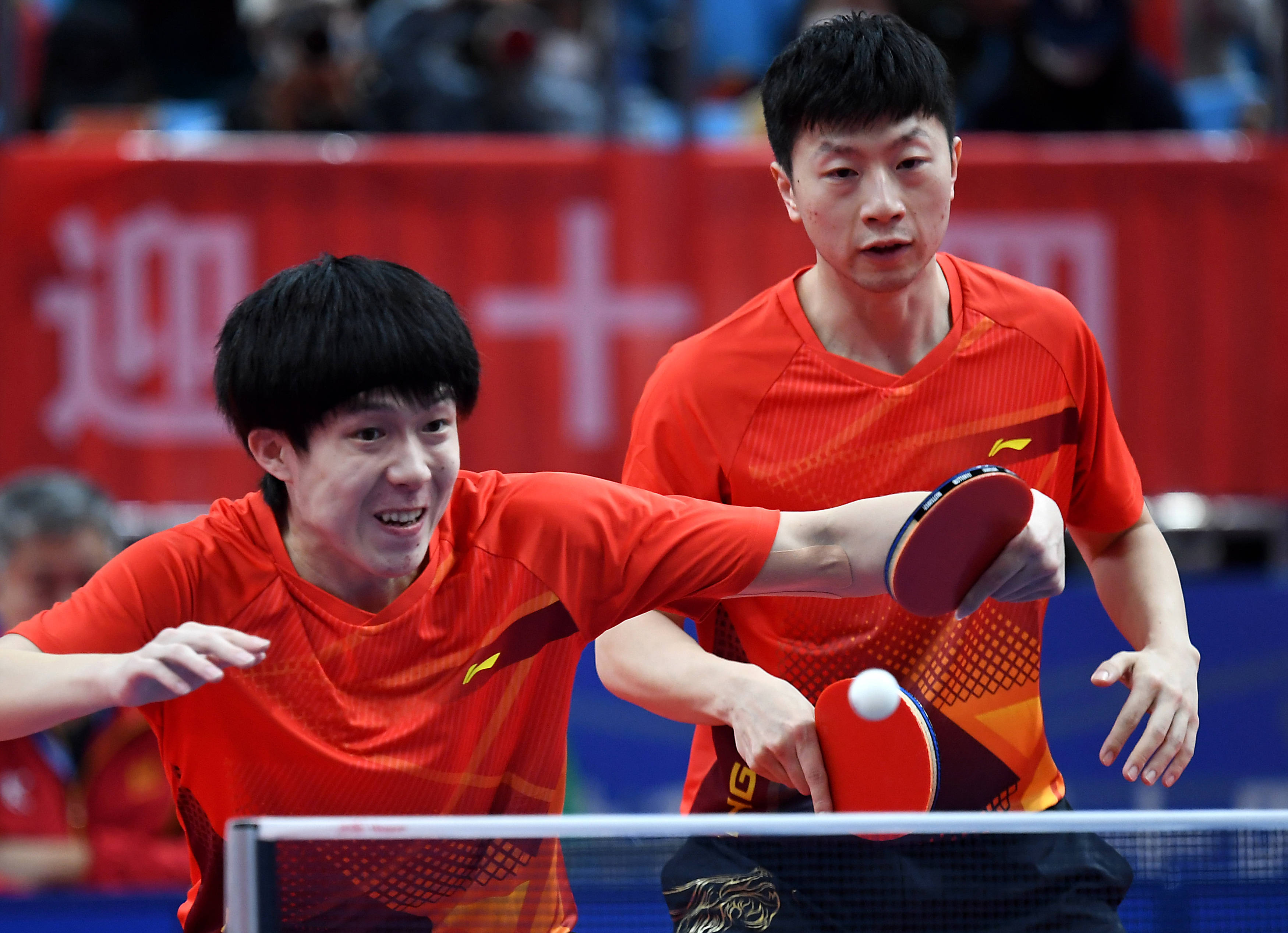 李安 摄当日,在陕西延安进行的第十四届全运会乒乓球项目男子双打1/4