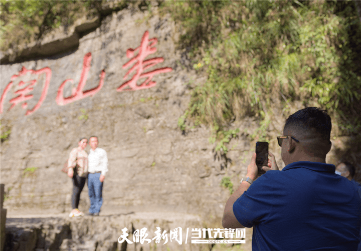 品红色文化，看生态贵州丨外国驻华外交领事官员代表团参观遵义会议会址、娄山关景区