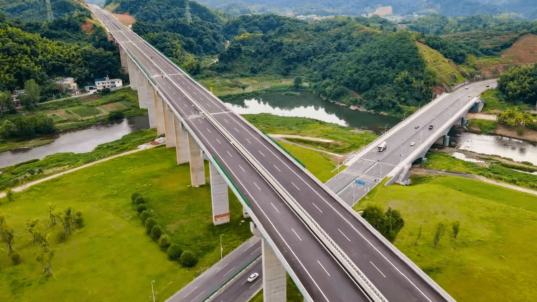 所有莲花县人民:为庆祝萍莲高速即将全线通车,9月28日—9月30日期间