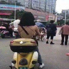 搞笑GIF:这么美的背,不拔火罐可惜了_老婆