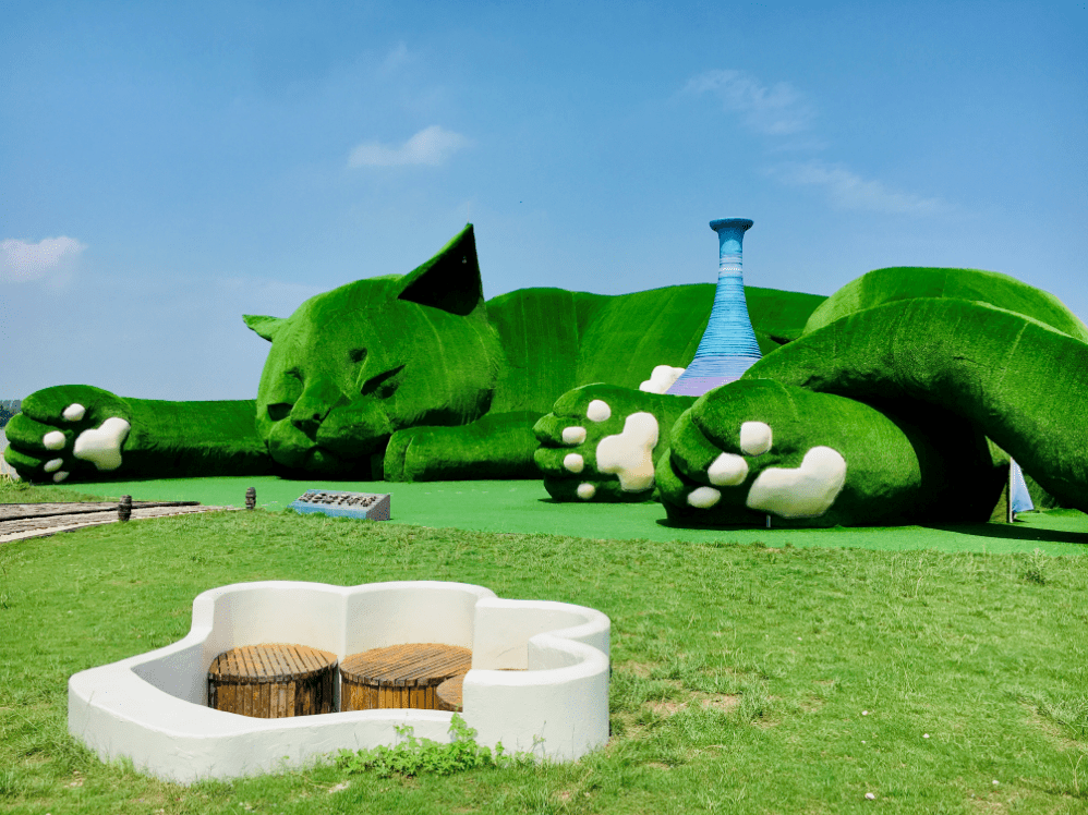 5万平方米,包含肥猫岛,白马岛,鸸鹋岛三个不同主题的岛屿,可从李庄