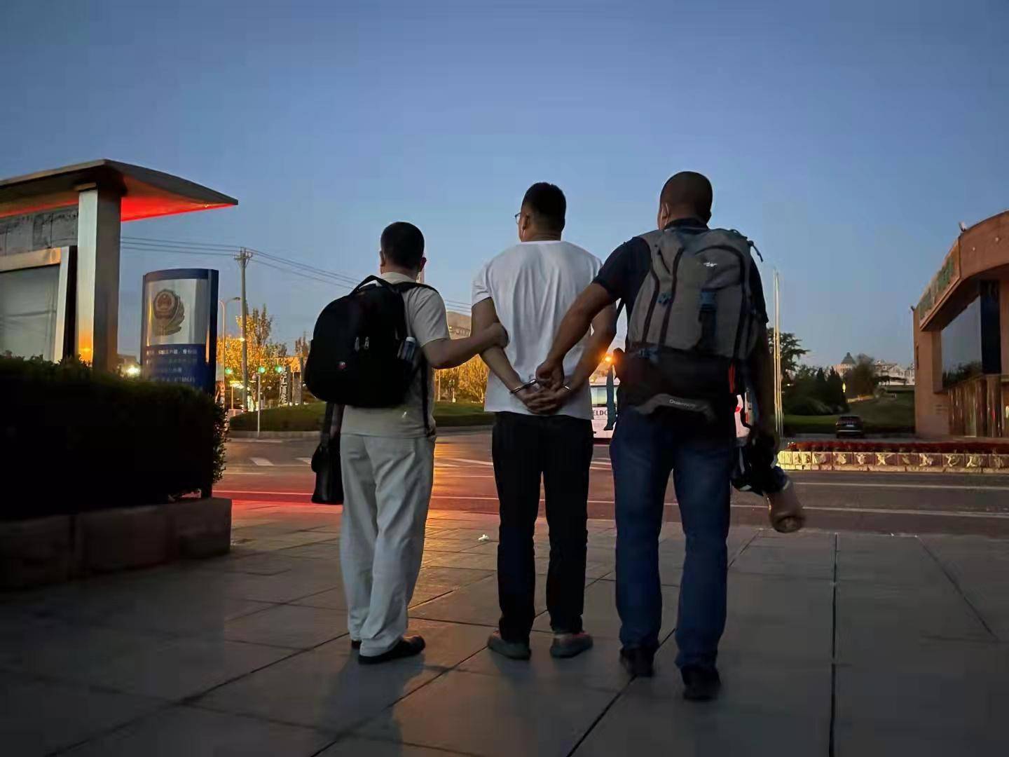 民警不远千里抓捕诈骗疑犯,受害者两万余元全额追回