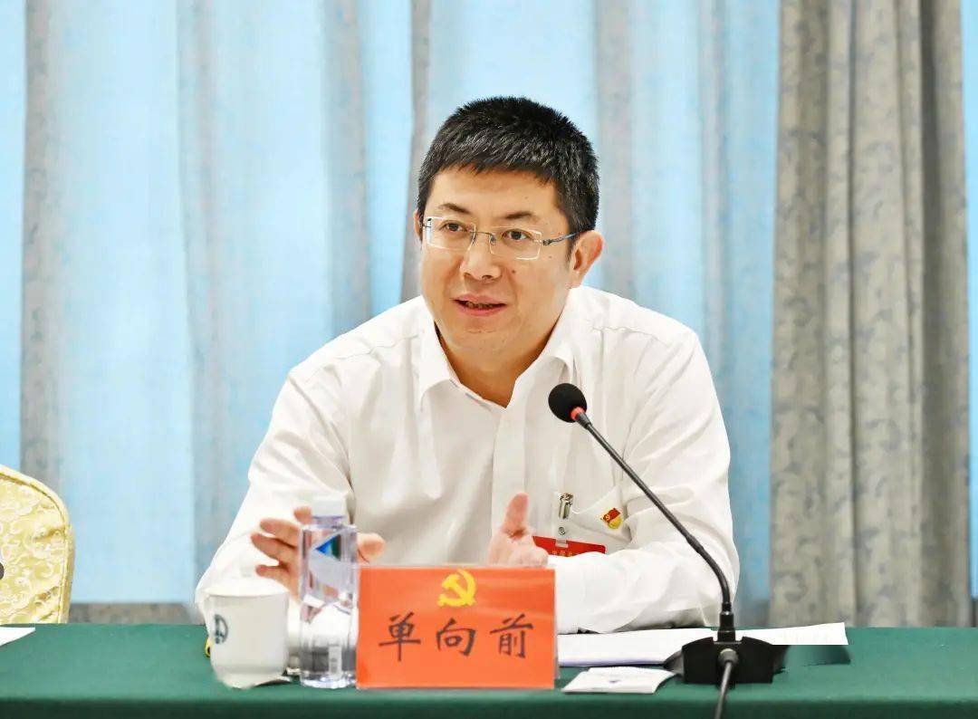 单向前参加第一,第六和第九代表团讨论