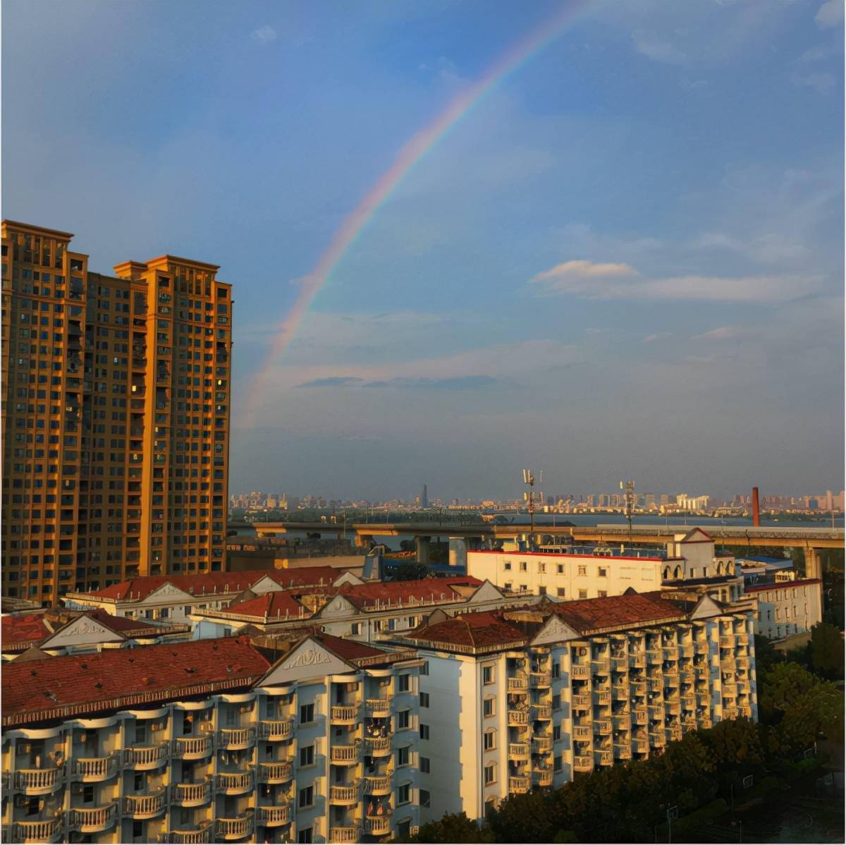 武汉一大学校园上空现美丽彩虹组图欣赏