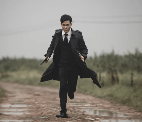 2多年后,在秦枫潜入敌方内部的过程中,认出了已经成为除暴安良守护