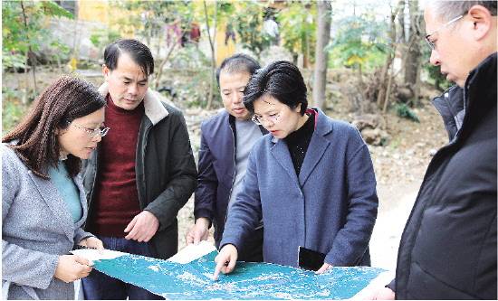 朱鹃屏在深圳市举行招商引资推介会暨项目签约仪式上介绍全州投资环境