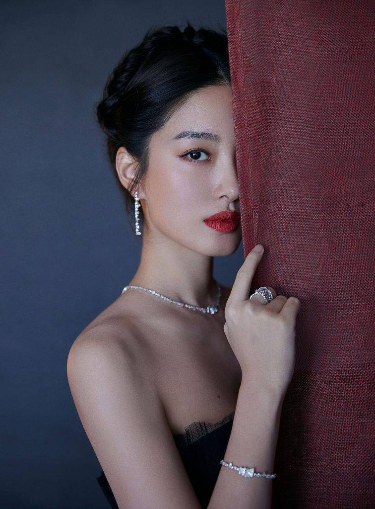 杨采钰黑裙写真优雅欲遮还羞 秀完美锁骨 天鹅颈魅惑人心