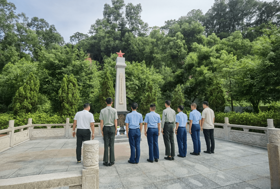会后,镇退役军人服务中心还组织了2021年退役士兵到杨丽蓉烈士纪念碑