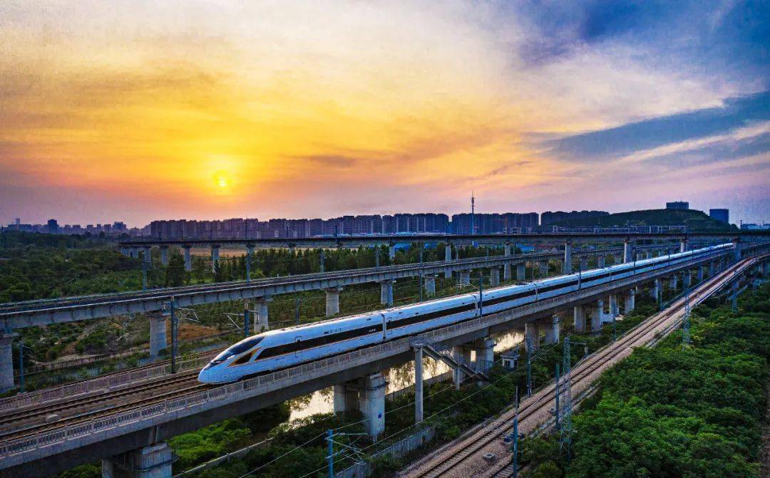 一趟复兴号列车行驶在京沪高铁线上.李文伟摄