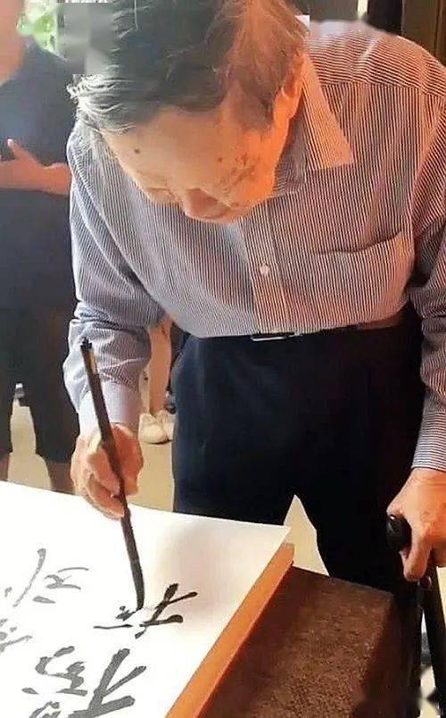 百岁杨振宁书画能长寿