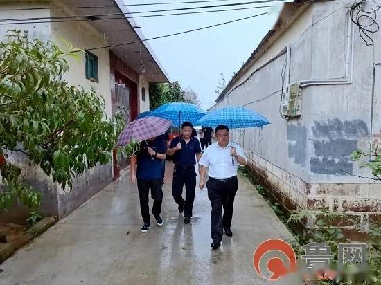 临沂市莒南县委常委,十字路街道党工委书记张华冒着大雨到官坊片区白