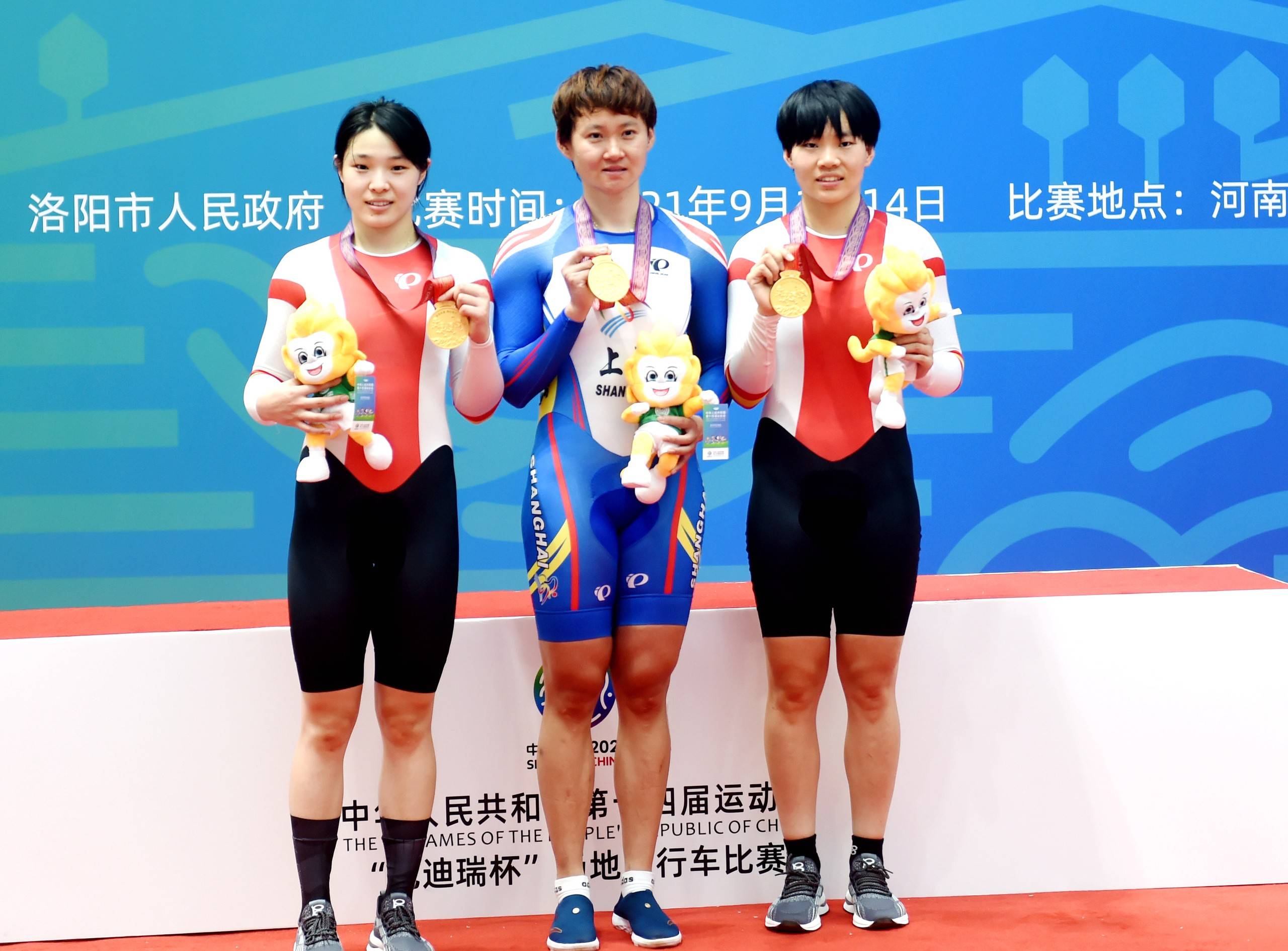 "这些都体现了运动员在赛场上挑战自我,超越极限,顽强拼搏的精神.