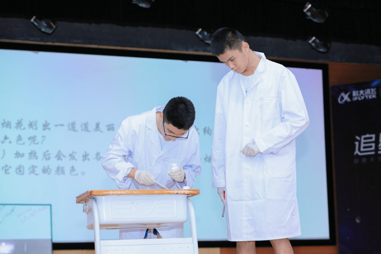 梁琰|大型追星现场！青年科学家走进华附，与学生共探科学之魅