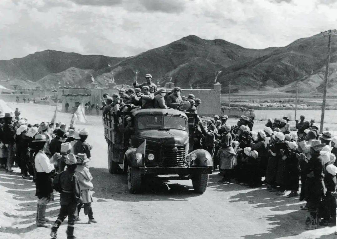 解放军进藏之初从内地到拉萨甚至没有一条像样的公路不要说汽车交通就