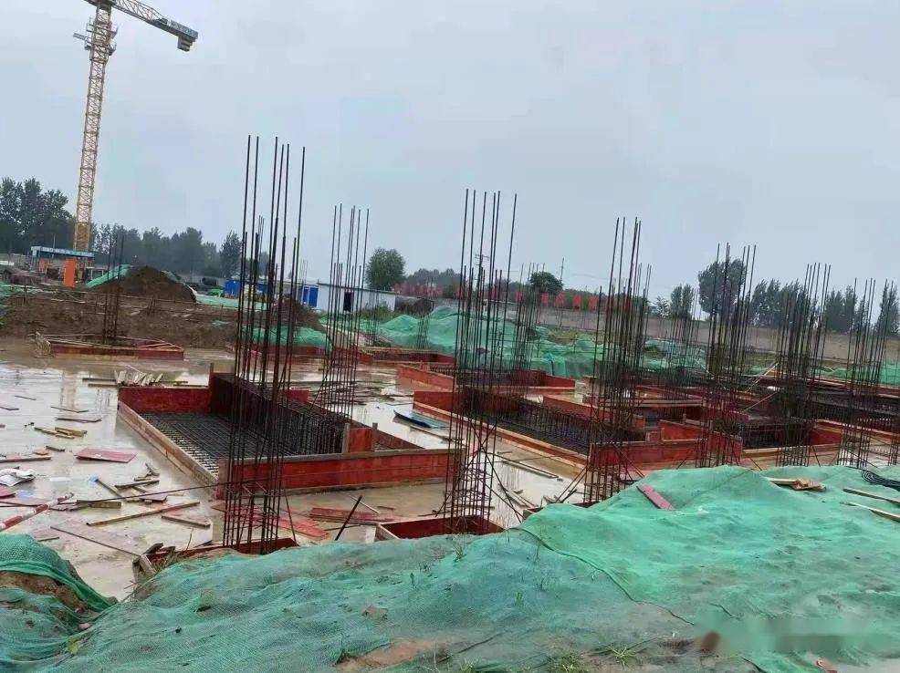 实训楼施工建设中刘玉辉县长及王雪部长多次到施工现场指导工作顺平县