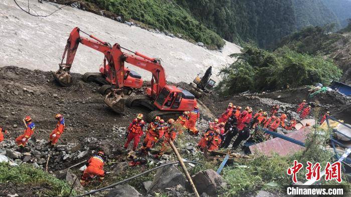 四川天全县喇叭河镇山洪泥石流灾害:现场搜寻到5名遇难者