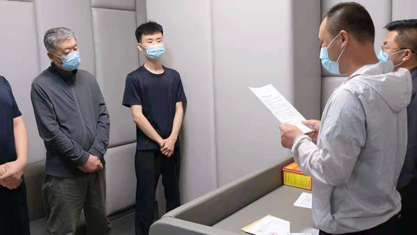 市将在逃22年的职务犯罪嫌疑人尹某(左一)抓获,并对其采取留置措施